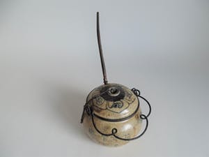 Niet of onleesbaar gesigneerd - Chinees porselein opium potje met decoratie en karakters kopen? Bied vanaf 10!