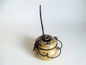 Niet of onleesbaar gesigneerd - Chinees porselein opium potje met decoratie en karakters verkocht voor € 10!