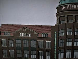 Sees Vlag - Fraaie Zeefdruk ’s Gravenhage Planetarium Haagse Courant gebouw - gesigneerd kopen? Bied vanaf 10!