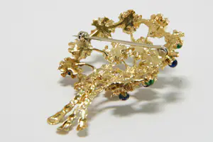 Acheter26 - 18 karaats geelgouden bloemenboeket broche? Enchérissez de 1490!