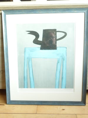 Klaas Gubbels - Zeefdruk, zwarte kan op blauwe tafel, mooi ingelijst. kopen? Bied vanaf 375!