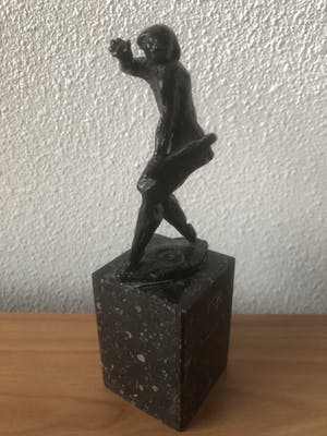 Brons (Onbekend) - Massief gesigneerd bronzen beeldje op zwart marmeren sokkel. kopen? Bied vanaf 35!
