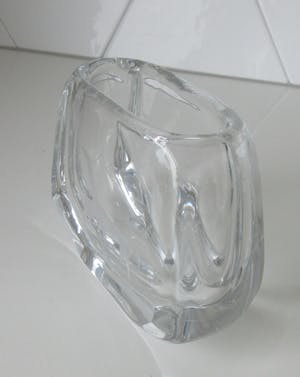 Niet of onleesbaar gesigneerd - Zweedse dikwandige glazen vaas met etsdecor van gestileerde herten kopen? Bied vanaf 10!