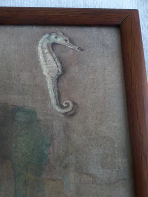 Niet of onleesbaar gesigneerd - Ingelijste aquarel , Stilleven met fles, pot, theedoek en zeepaardje - 1940 kopen? Bied vanaf 1!