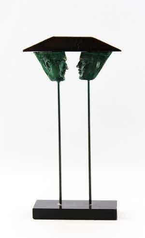 Niet of onleesbaar gesigneerd - Brons en metaal, Z.T. Onder één hoed verkocht voor € 10!