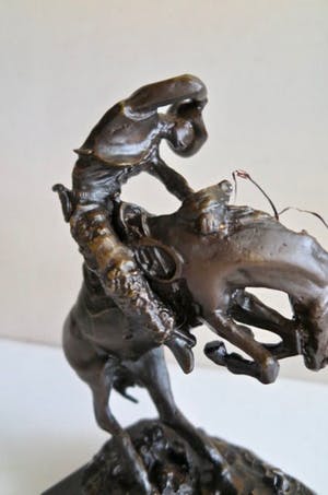 Niet of onleesbaar gesigneerd - Cowboy op steigerend paard met slang op grond - Imposant dynamisch beeld kopen? Bied vanaf 10!