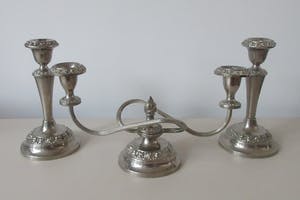 Curiosa - Ianthe - Drie verzilverde Engelse kandelaren kopen? Bied vanaf 1!