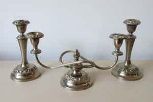 Ianthe - Drie verzilverde Engelse kandelaren verkocht voor € 1!