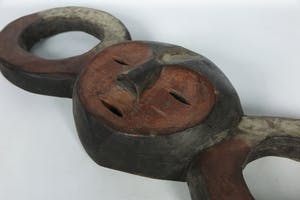 Boa - Bijzonder oorlogsmasker beschilderd met rood en wit pigment kopen? Bied vanaf 1!