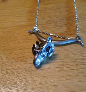 zilveren (gemerkt 835) ketting / collier, hanger in vorm steenbok verkocht voor € 35!