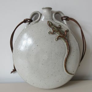 Ardine Spitters - Steengoed Object van een waterfles of zak gedecoreerd met een Salamander kopen? Bied vanaf 40!