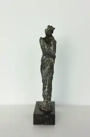 Kieta Nuij - Brons, Staande vrouwfiguur in jurk verkauft für € 200!