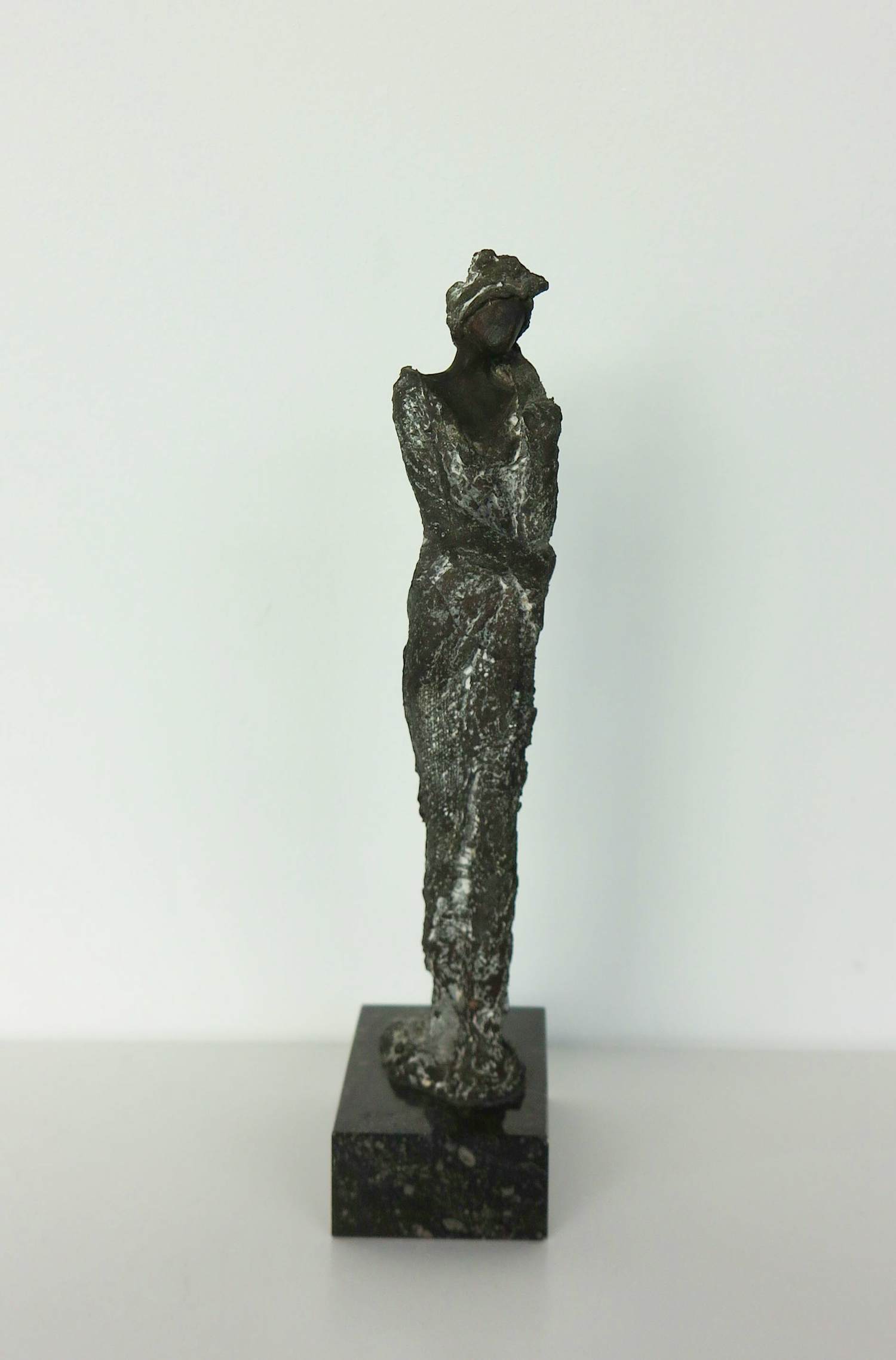 Kieta Nuij - Brons, Staande vrouwfiguur in jurk kopen? Bied vanaf 200!