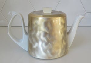 WMF - Bauhaus stijl porseleinen theepot van Bauscher Weiden met verzilverde thermo kap kopen? Bied vanaf 35!