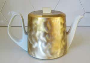 WMF - Bauhaus stijl porseleinen theepot van Bauscher Weiden met verzilverde thermo kap verkocht voor € 35!