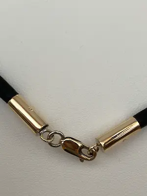 Zwart rubberen colier met gouden sluiting kopen? Bied vanaf 80!