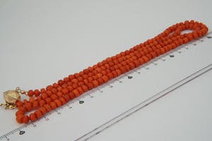 1199 - Antiek 14 karaats geel-gouden slot met oudhollands geslepen Bloedkoraal kopen? Bied vanaf 150!