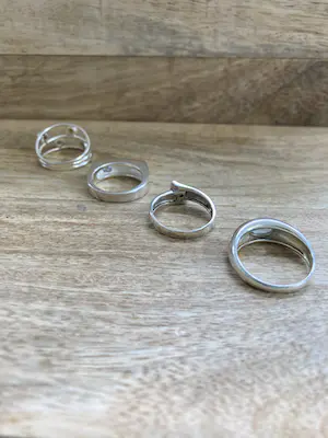 Een Lotje van vier zilveren ringen met kleursteen en zirkonia kopen? Bied vanaf 35!