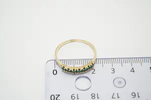 14- Delicate 14Krt gouden rij-ring met 7 facet geslepen groene steentjes kopen? Bied vanaf 60!