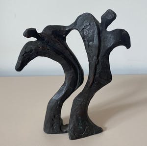 Niet of onleesbaar gesigneerd - Verbronsd abstract beeld van twee dansende of feestende figuren kopen? Bied vanaf 1!