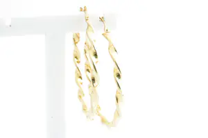 47 - 1 vrijwel nieuw paar geel-gouden 18 Krt oorringen  - gedraaid Creolen model kopen? Bied vanaf 270!