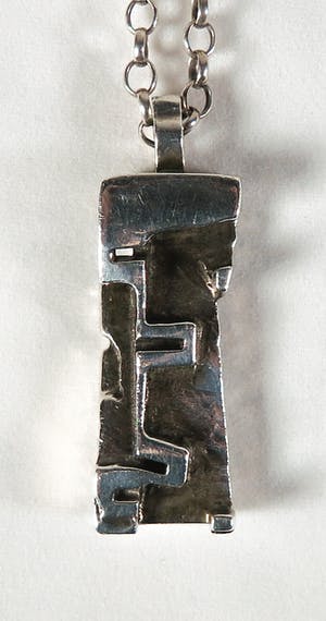 Ton van den Hout - Lot zilver (925) - Twee colliers met hangers en een lepel kopen? Bied vanaf 100!