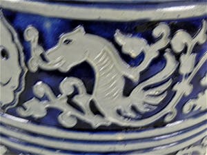 Niet of onleesbaar gesigneerd - Grote aardenwerken Tabac pot met drakenmotief kopen? Bied vanaf 1!