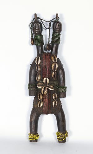 Namchi - Vruchtbaarheidspop van hout, kauri schelpen en kralen kopen? Bied vanaf 1!