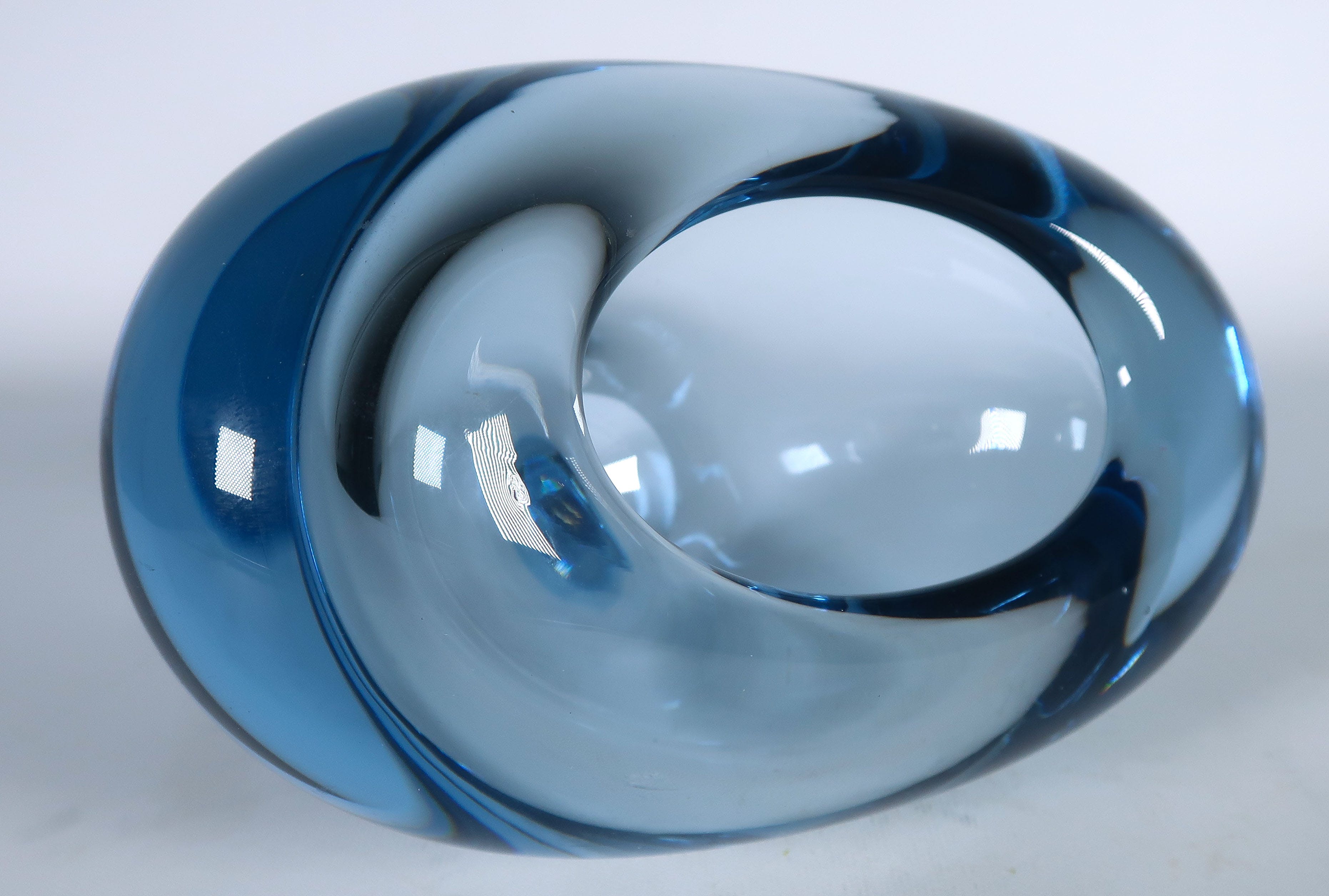 Per Lutken - Kristalglas, Blauw vaasje, uitgevoerd door Holmegaard kopen? Bied vanaf 20!