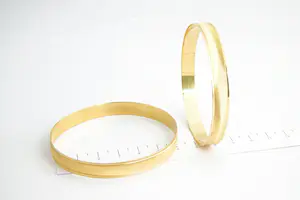 192 - TWEE (2) hoog gehalte 22 karaats geelgouden gefaseerd afgewerkte armbanden kopen? Bied vanaf 1180!