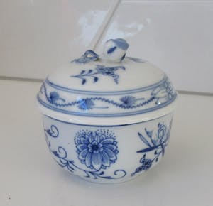 Meissen porzellan - Suikerpot met deksel in het beroemde blauw witte Zwiebelmuster decor - 1e keus kopen? Bied vanaf 35!