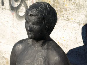 Niet of onleesbaar gesigneerd - Groot beeld , “Voorstudie Truus?? door Charlotte van Pallandt??” – 122 cm hoog kopen? Bied vanaf 10!