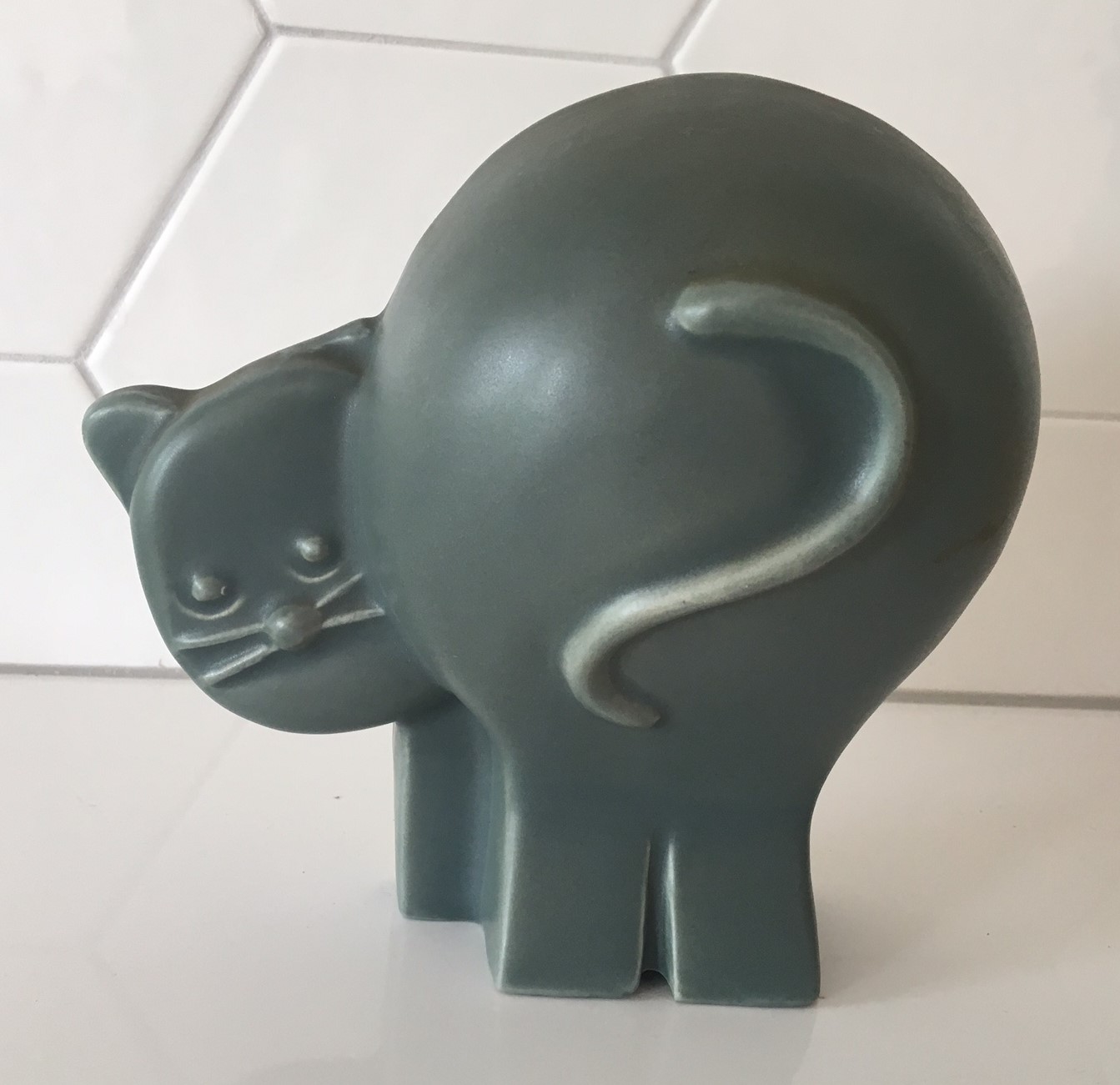 Niet of onleesbaar gesigneerd - Platelen plastiek van een Toekan en een Kat kopen? Bied vanaf 1!