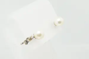 82 - Elegant paar 18krt wit gouden oorstekers - met 2 cultivé pareltjes kopen? Bied vanaf 40!