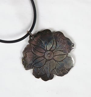 Yoka Voorbach - Collier met zilveren hanger met kleurenets, Magic eglantine kopen? Bied vanaf 1!