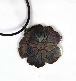 Yoka Voorbach - Collier met zilveren hanger met kleurenets, Magic eglantine verkocht voor € 1!