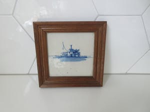 Niet of onleesbaar gesigneerd - Twee Delftsblauwe antieke tegels afbeelding koe en boerderij in houten lijst kopen? Bied vanaf 1!