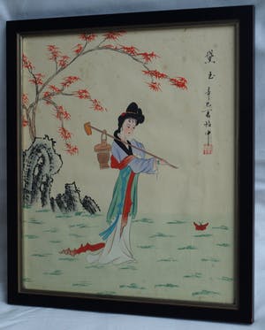 Niet of onleesbaar gesigneerd - 2 ingelijste schilderijen op zijde , Chinees? Japans?, Vrouw in landschap kopen? Bied vanaf 1!