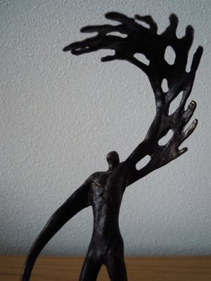 Brons (Onbekend) - Prachtig bronzen beeld - naakte man met veren kopen? Bied vanaf 30!