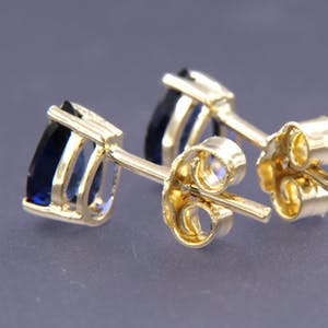 14K Goud - geelgouden oorknoppen met peergeslepen saffier kopen? Bied vanaf 150!