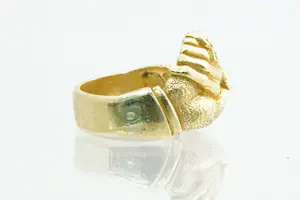 81 - Mooi gedetailleerde 18 krt geel gouden Surinaamse vriendschapsring kopen? Bied vanaf 465!