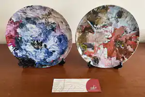 Lily Marneffe - Twee kunstporseleinen borden "Mondiali & Blanche Fleur" verkauft für € 50!