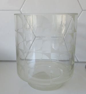 Niet of onleesbaar gesigneerd - Gesatineerde blank glazen design vaas kopen? Bied vanaf 1!