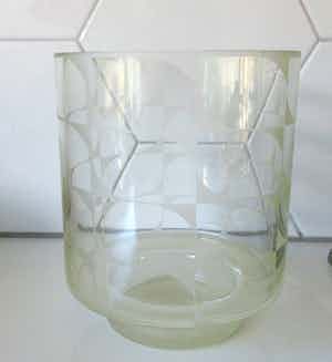 Niet of onleesbaar gesigneerd - Gesatineerde blank glazen design vaas verkocht voor € 1!