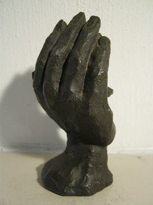 Astrid Veldhuyzen-Koppen - Lezend meisje in hand - gesigneerd sculptuur kopen? Bied vanaf 75!