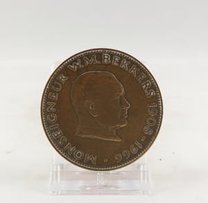 Luc van Hoek - Bronzen penning, Monseigneur W.M. Bekkers kopen? Bied vanaf 1!
