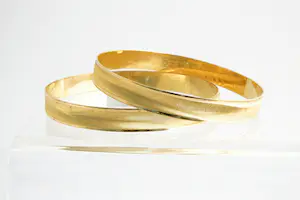 192 - TWEE (2) hoog gehalte 22 karaats geelgouden gefaseerd afgewerkte armbanden kopen? Bied vanaf 1180!