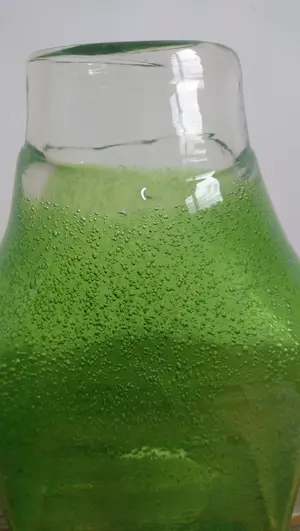 Niet of onleesbaar gesigneerd - Glazen gifgroene blokvaas met ingesloten luchtbellen kopen? Bied vanaf 1!