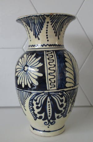 Niet of onleesbaar gesigneerd - Blauwe witte Volksaardewerken vaas voorzien van slibglazuur kopen? Bied vanaf 1!