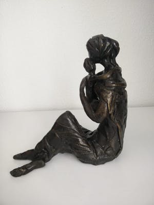 Inka Klinckhard - "Moeder zittend met kind in haar armen". kopen? Bied vanaf 150!